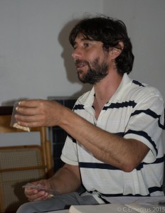 Mariano Beltrán, kursledare, lär deltagarna om lika fröer.