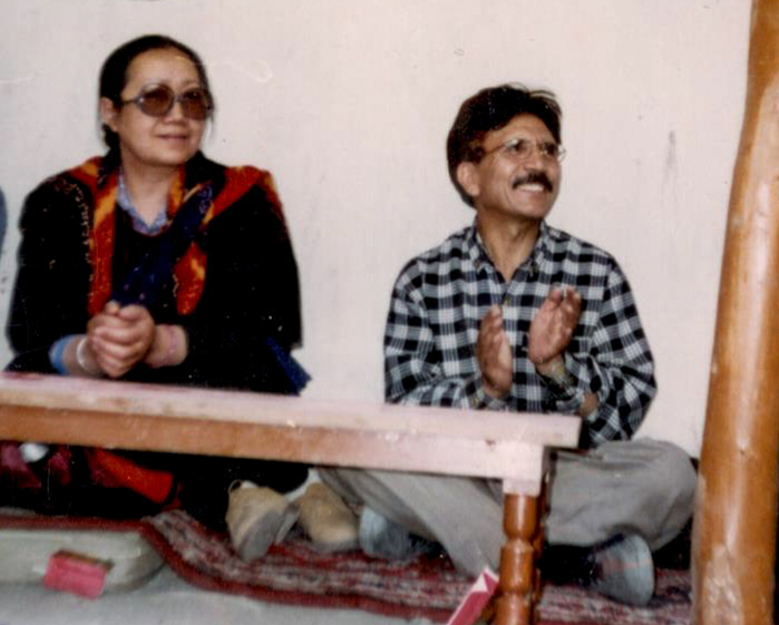 Razia Sultana & Mohammed Deen på ett möte med Ladakhs bönder under tidigt 90-talet (från LEHOs arkiv)