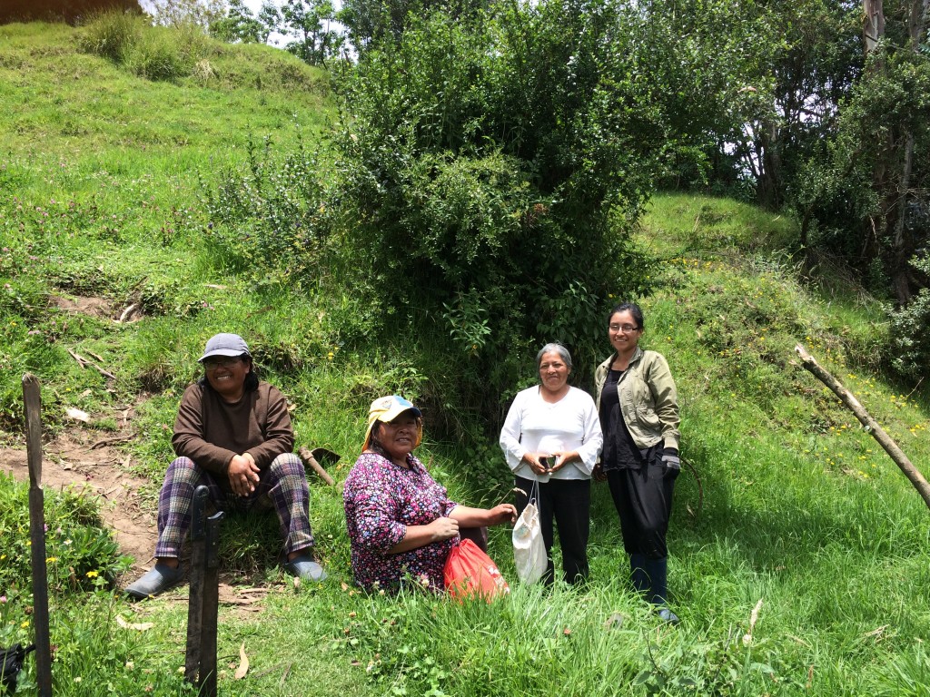 Återhämtning efter hårt arbete i brant terräng och brännande sol hos Doña Marcia. Från höger: Doña Elena, Doña Marcia, Doña Rojelia och Carmen.